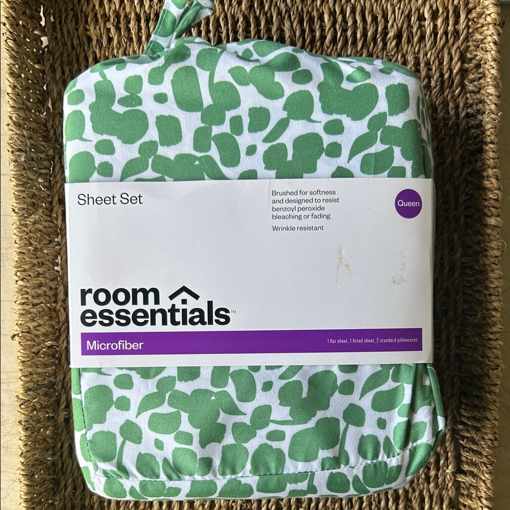 Room Essentials Green and White Microfiber Sheet Set